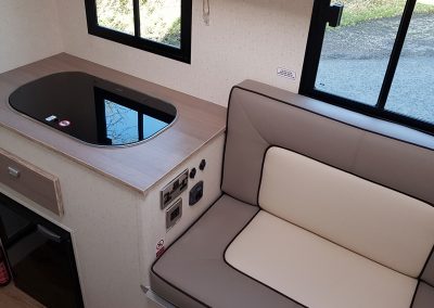 Aeos Weekender 4.5 - cooker and seating