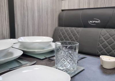 Aeos Discovery 45 - table setting