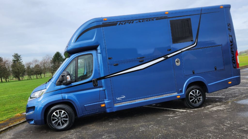 Aeos Compact 45 horsebox for sale
