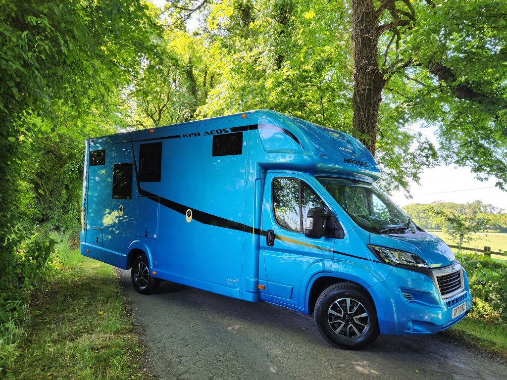 Aeos Discovery 45 Horsebox in Blue