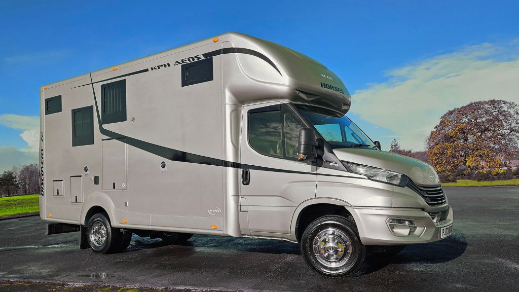 Aeos Discovery 72 Horsebox in Silver